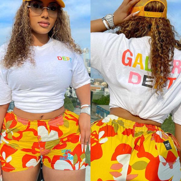Özel Tasarımcı Kadın Trailtsits Yaz Spor Kıyafetleri Bayanlar İki Parça Çiçek Şort Set Mektup Baskılı Kısa Kollu Tişört ve Şort artı Boyut XL-5XL