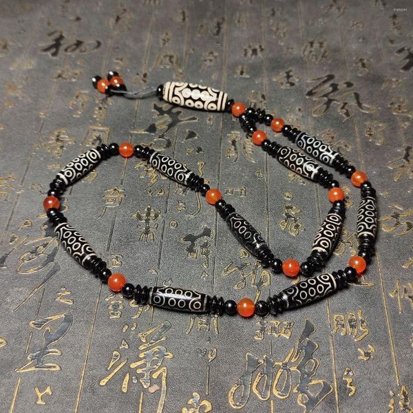 Catene in agata naturale tibetana in bianco e nero con perline celesti a 21 occhi abbinate a una collana di perline rosse separate