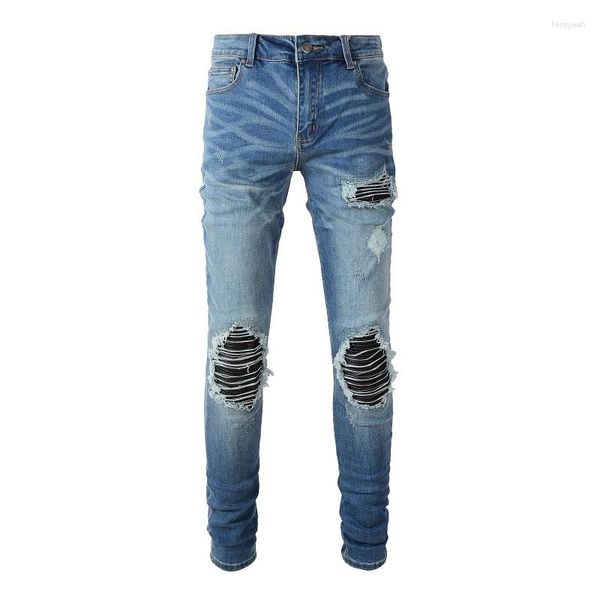 Eingetroffene Herrenjeans in Hellblau, schmale Passform, zerrissen, Streetwear, Distressed, Skinny, Stretch, Destroyed, Batikfärbung, Bandana, Rippenaufnäher