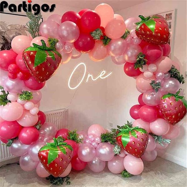 127pcs Kit ghirlanda di palloncini per decorazioni per feste di fragole per ragazze 1 ° 2 ° compleanno per feste Decorazione a tema fragola AA2203095