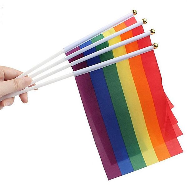 Bandeiras do arco-íris orgulho gay vara bandeira criativa mini vara de plástico mão carro bandeira portátil acenando pega 21 14 cm usando casa festival 2565