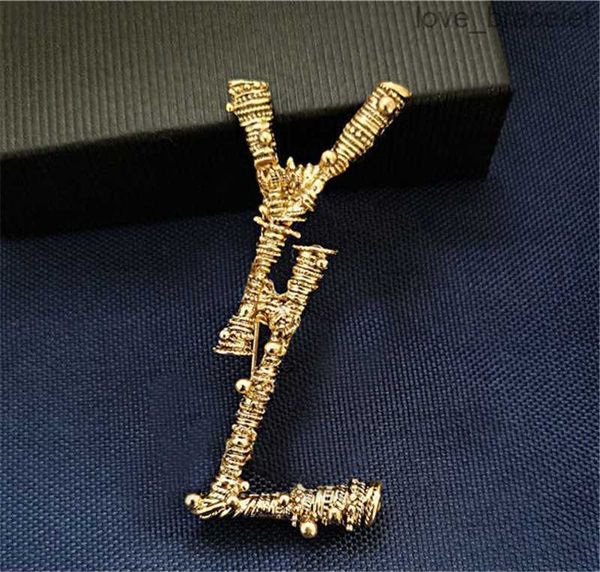 Moda Hombres Mujeres Marca Carta de oro Broche Pin Traje Vestido Pins para dama Especificaciones Diseñador Joyería 4 * 7 CM