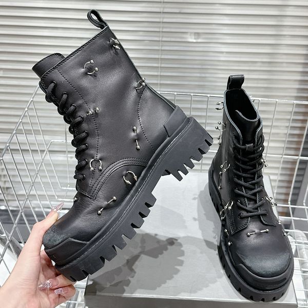 Designer-Stiefel für Damen, Derby-Schuh, Martin-Stiefel, neuer Stiefel aus Rindsleder im Distressed-Punk-Stil, Obermaterial mit unregelmäßiger Nietenverzierung, modische Stiefeletten, Motorradstiefel