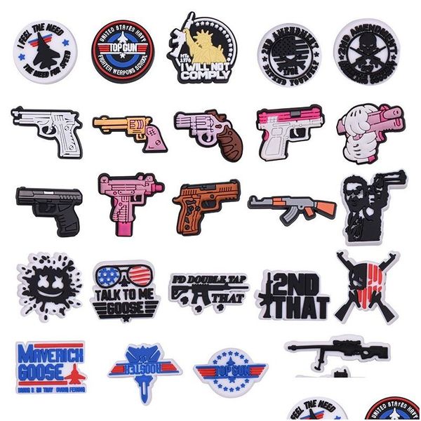 Parti di scarpe Accessori Commercio all'ingrosso 100 pezzi Guns Charm Jibitz per intasare Charms Pins Decoration Drop Delivery Series a caso