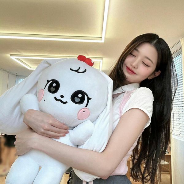 Animaux en peluche en peluche 25-45CM Kpop IVE cerise en peluche Cavai dessin animé Zhang Yuan jeune poupée en peluche mignon peluche oreiller décoration de la maison ventilateur cadeau 230728