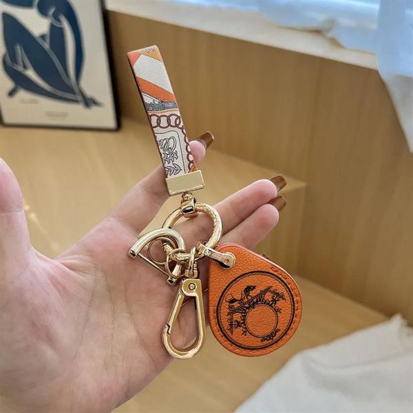 Keychain Luxurys Tasarımcıları Anahtar Zincir Araç Düz Renk Anahtarlık Metalik Erişim Kartı Tasarımı Çok yönlü moda boş zamanlar erkekler kadınlar Bag190e