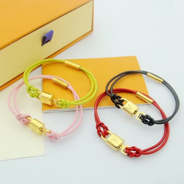 Identificazione Europa America Moda Lady Donna Inciso V Lettera Fiore Colore oro Hardware Lucchetto in pelle Bracciale Blocco chiave Bracciale M8141F