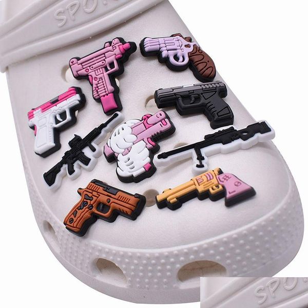 Schuhteile Zubehör 100 Stück Guns Clog Charms Dekoration Schnalle Charm Pins Knöpfe Drop Delivery Series nach dem Zufallsprinzip