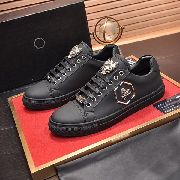 Moda masculina couro caveira decoração de metal sapatos casuais baixo ajuda amarrar ao ar livre casual jovem qualidade respirável movimento sapatos de marca designer