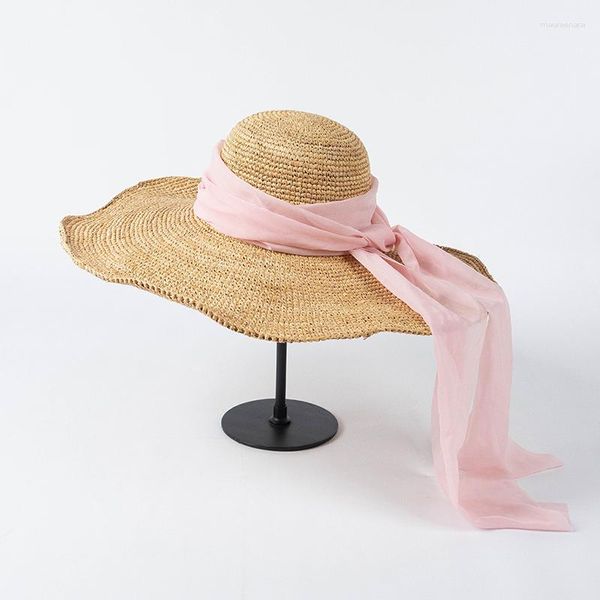 Cappelli a tesa larga Cappello estivo in paglia di rafia fatto a mano casual con nastro Grandi donne Walk Show Luxury Beach Sun Designer