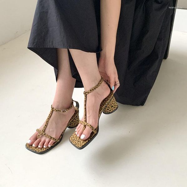 Sandalen Koreanische Version von Instagram Leopard Print Pinch Toe Chunky Heels Weibliche 2023 Sommer Fee Wind One-Line Schnalle Temperame