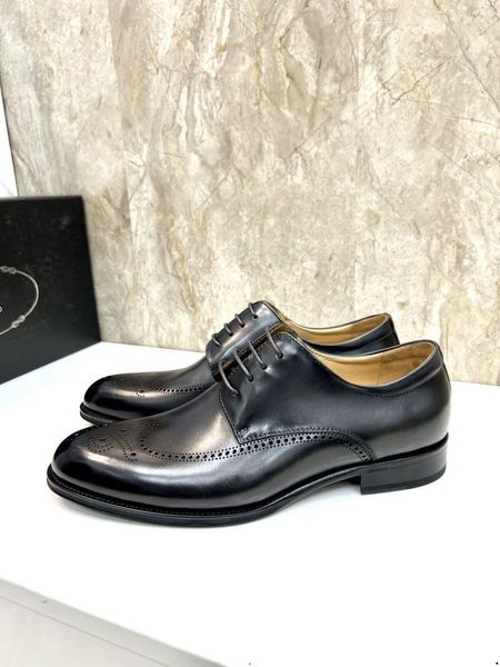 5Model Designer de luxo Trendência preta verde brilhante Couro de patente Sapatos de casamento pontiagudos Men mocos casuais calçados formais de vestido formal