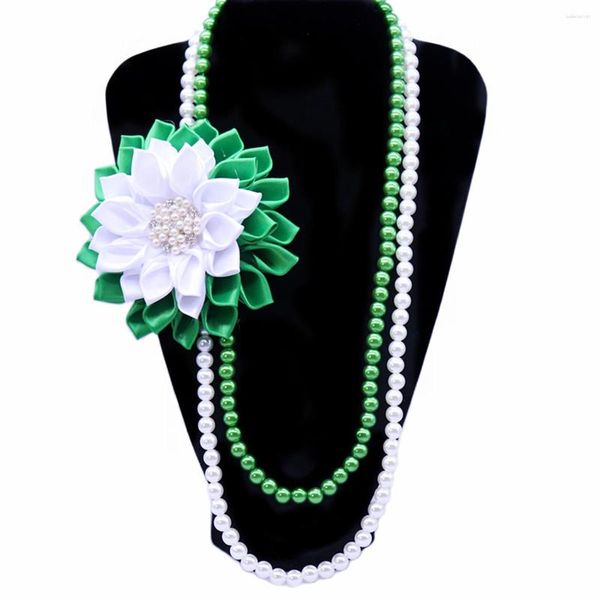Halsband aus massivem, weiß-grünem Seidenband, Ansteckblume, The Incorporated Links, Perlenketten