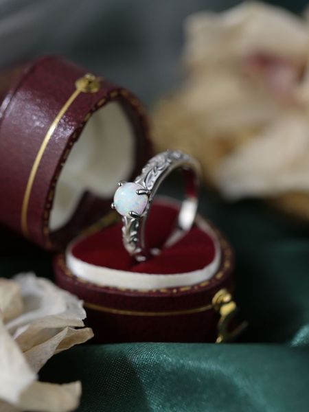 2023 anello di moda in argento sterling S925 con zirconi rotondi naturali in argento sterling con opale bianco per le donne in Europa e in America