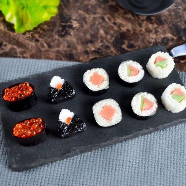 Flores decorativas Simulação de comida falsa de algas marinhas japonesas Sushi Triângulo Bolinho de arroz Cozinha Decoração Adereços de tiro