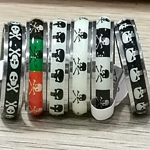 30pcs/lot crânio anel luminoso gótico Crescendo em crânio escuro Patten aço inoxidável punk rocker homens mulheres mulheres tendentes joias do presente