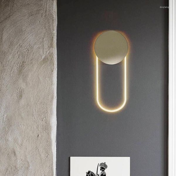 Lampada da parete Nordic Postmodern Light Luxury Personalità creativa Camera da letto Comodino Designer Soggiorno TV Sfondo