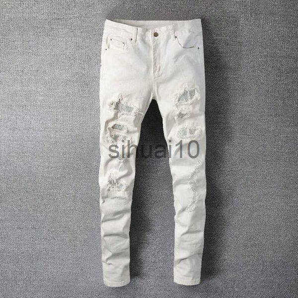 Мужские белые рваные джинсы с кристаллами, модные 2022, эластичные джинсовые брюки со стразами, узкие узкие джинсы с заплатками, J230728