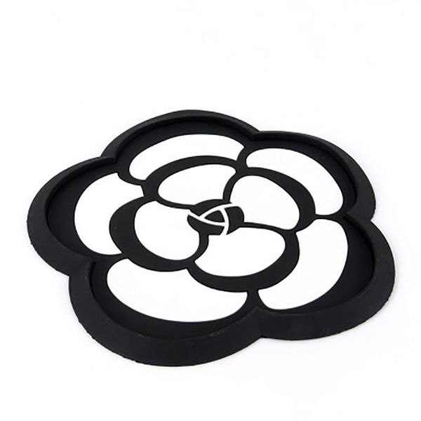 Tappetini antiscivolo Biety Car Slip Pad Decorazione floreale in bianco e nero Tappetino Camelia PVC Resistente alle alte temperature Telefono cellulare rotondo2771