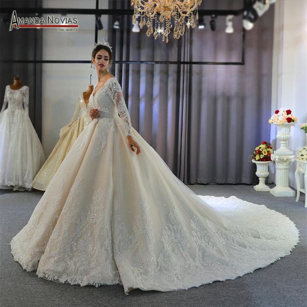 2020 Abiti da sposa con scollo a V color champagne chiaro con scollo a V in pizzo Abiti da sposa Musulmani maniche lunghe con apertura sul retro Taglie forti Abito da sposa Real Pictur278P