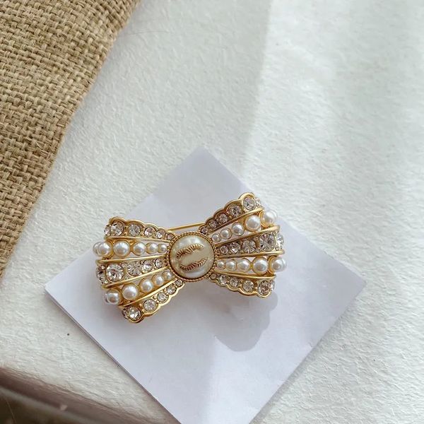 Spille con spilla con fiocco di design di lusso per le donne Spilla con fiocco in oro con lettera di marca Accessori con diamanti in perle Spille per abiti femminili vintage Spille con diamanti