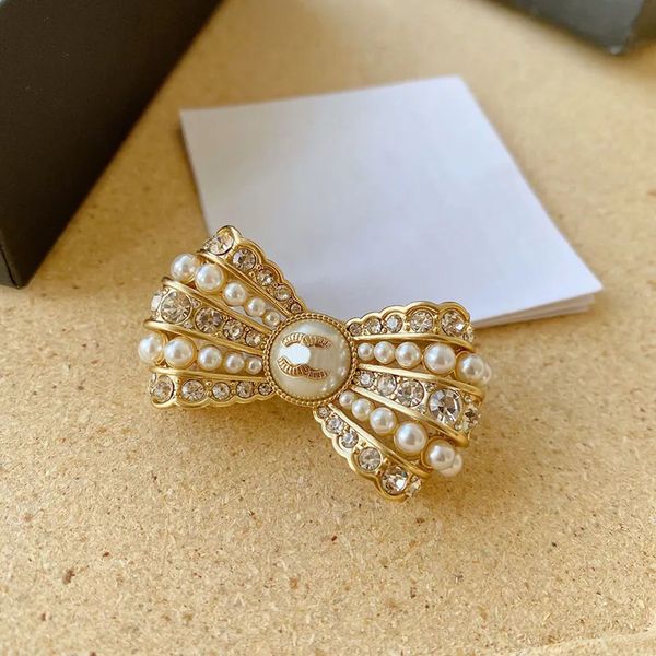Luxus Designer Frauen Bogen Brosche Pins Marke Gold Brief Bogen Brosche Perle Diamant Zubehör Vintage Damen Brustnadeln Perle Diamant Pins