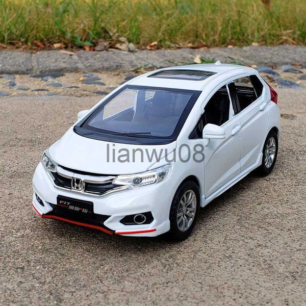 Diecast Model Cars 132 Honda Fit Lega di metallo Fonde sotto pressione Veicoli giocattolo Modello Suono Lampeggiante Tetto apribile Hatchback Tirare indietro Auto per bambini Spedizione gratuita x0731