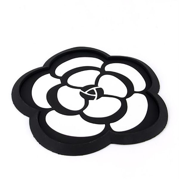 Anti-Slip Mats Bilkio Araba Kayma Pad Siyah ve Beyaz Çiçek Dekorasyon Mat Camellia PVC Yüksek sıcaklığa Dayanıklı Yuvarlak Mobil Telefon208V