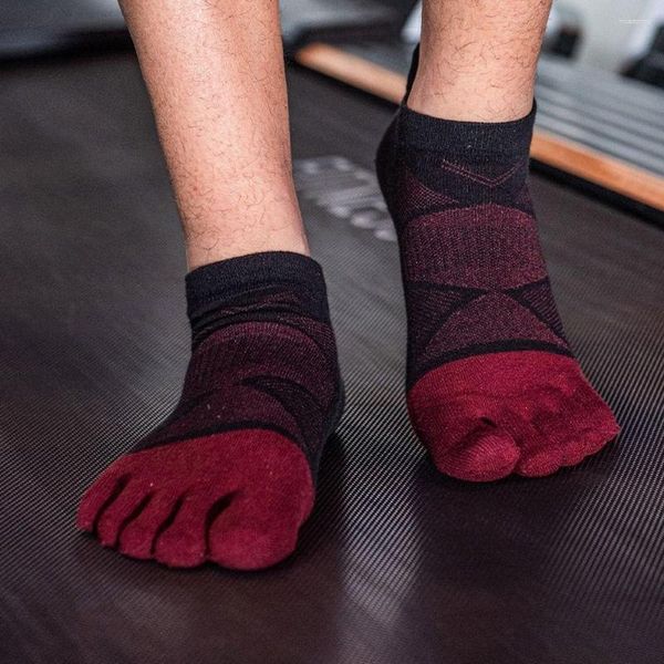 I calzini sportivi assorbono il sudore mentre corrono il calcio inverno ogni punta in cotone a cinque dita da uomo