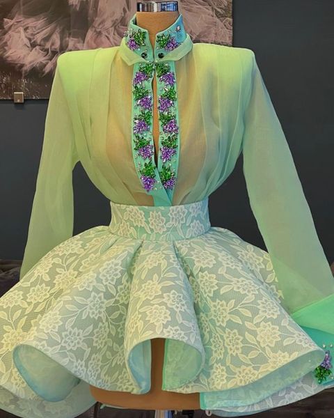 Abiti da cerimonia corti in organza di pizzo verde con gonna a sbuffo a collo alto con perline di cristallo a maniche lunghe Mini abito da sera per la laurea