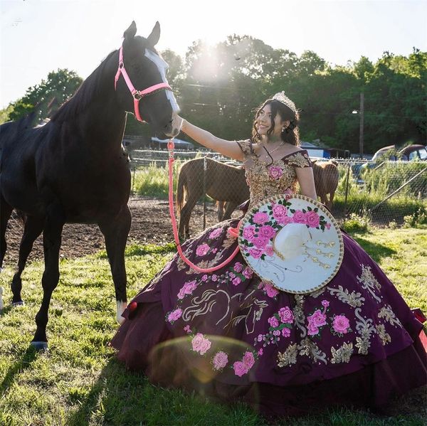 Messico Quinceanera Abiti Off The Shoulder Satin Ball Gown Appliques in pizzo dorato Ricamo floreale Sweet 15 Dress For Girls Grape Charro Prom Party Occasioni speciali