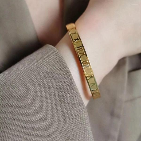 Bracciale rigido in acciaio al titanio che preserva il colore numeri romani bracciale con fibbia lettera ovale premere marea senior sense temperamento H