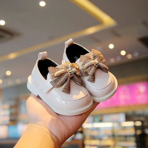 İlk yürüyüşçüler kız bebek prenses ayakkabıları yürümeye başlayan çocuk nonsip düz yumuşak taban deri ayakkabılar lastik beşik güzel butterflyknot bebek 231031