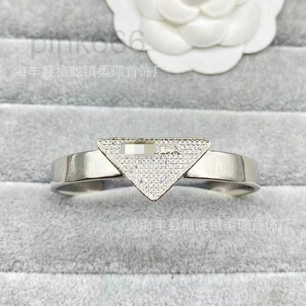 Designer di braccialetti Stile neutro, temperamento minimalista, sensazione di fascia alta, strass triangolare intarsiato, gioielli in ottone scintillante, bracciale in argento T62S