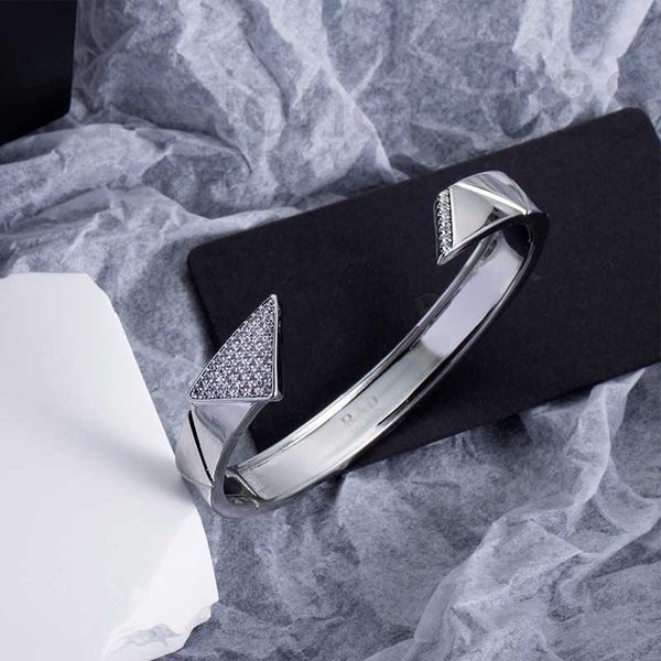 Bracciale rigido di design Set completo classico alla moda con motivo triangolare invertito a diamante, braccialetto aperto con un braccialetto elegante e di fascia alta 3M7L