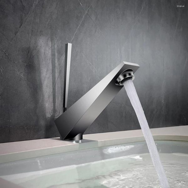 Rubinetti per lavabo da bagno Rubinetto e miscelatore per lavabo a cascata fredda Rubinetto da piano cromato Rotazione a leva singola Design unico in ottone