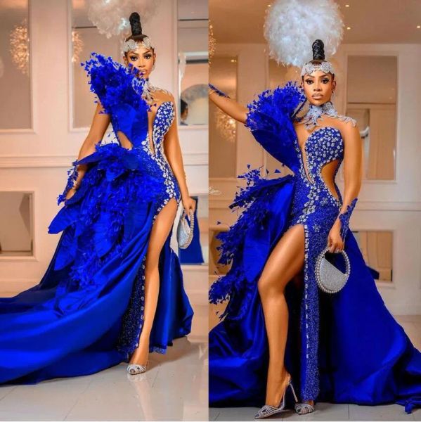 Abito da ballo blu royal di lusso per ragazze nere 2024 Collo alto con perline maniche lunghe trasparenti Spacco frontale sexy Plus Size Abiti da cerimonia per occasioni formali