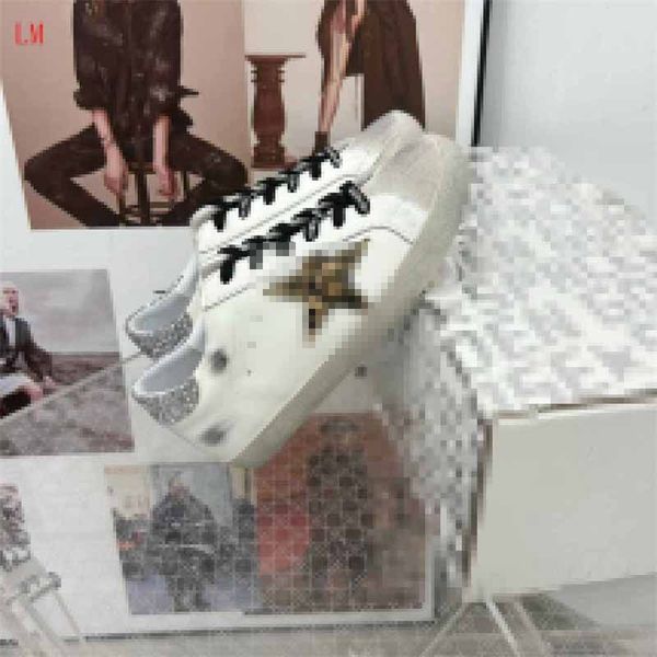 Дизайнерская роскошная мужская повседневная обувь Deluxe Brand Gold Super Sneakers Mesh Кожаная лисинка металлическая звезда Low Women White White Size с оригинальной коробкой