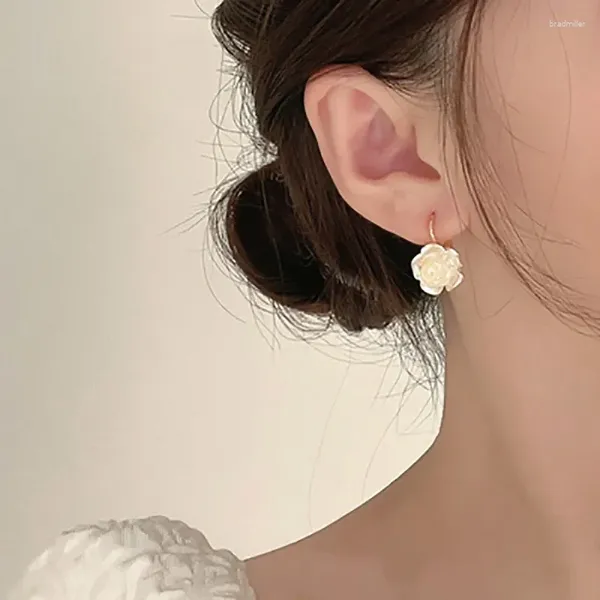 Brincos pendurados luxo flor de camélia branca para mulheres verão elegante moda coreana cor dourada fivela de orelha joias de festa