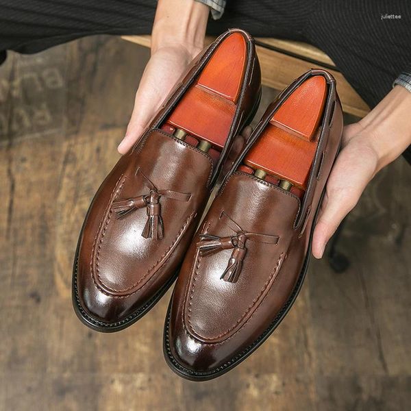 Sapatos de vestido preto marrom mocassins para homens deslizamento-on primavera outono redondo toe borlas couro zapatos de vestir hombre