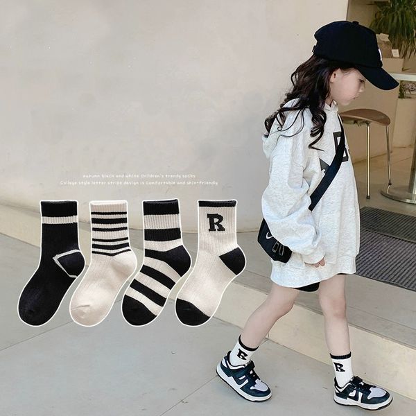 Designer entwerfen hochwertige neue Jungen-Mädchen-Mode für große Kinder-Baumwollsocken für Jugendliche, schwarz-weiß gestreifte Kinder-Mittelrohrsocken