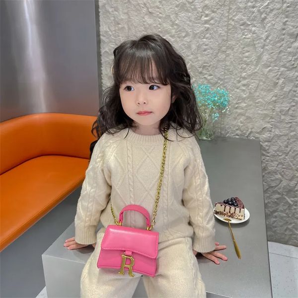 El çantaları çocuklar mini sevimli lüks tasarımcı r mektup çanta moda deri altın zincir çantası prenses küçük kızlar çapraz cüzdan 231031