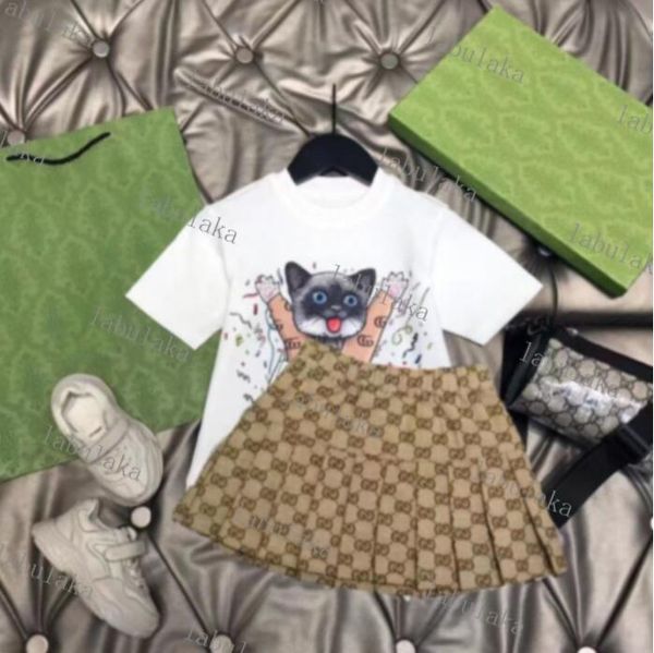 Дизайнерская детская одежда для детской одежды футболка для футболки вуаль Моде британские летние детские сокровища и девочки хлопок с двумя частями роскошной дизайнерской рубашки с плиссированной юбкой