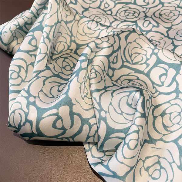 70X70Cm Sciarpa di design semplice donna Sciarpe di seta simili Modello di moda Foulard in raso quadrato Copricapo Strisce Fiore di camelia Protezione solare Avvolge Scialli