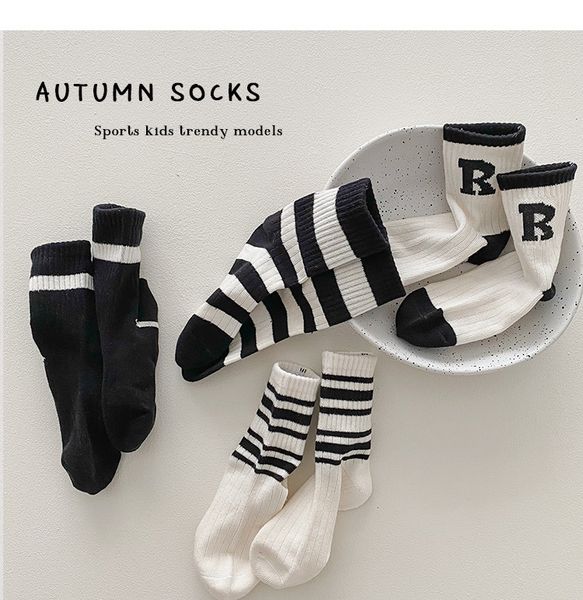 Designer entwerfen hochwertige neue Jungen-Mädchen-Mode für große Kinder, atmungsaktive Baumwollsocken für Jugendliche, schwarz-weiß gestreifte Kinder-Mittelrohrsocken