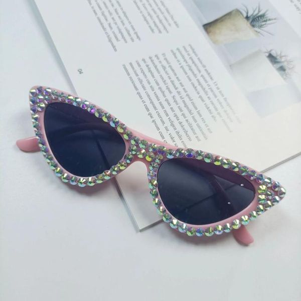 Occhiali da sole alla moda Cat Eye tempestati di diamanti per occhiali da sole estivi con strass da festa di lusso leggeri da donna