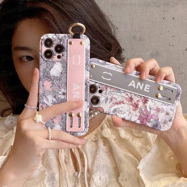 Capas de telefone celular de flor de carta de impressão de luxo para iPhone 15 14 13 12 11 Pro Max Moda Matte Back Print Vogue Shell Case Rivet Wrist Band Strap Designer Cover