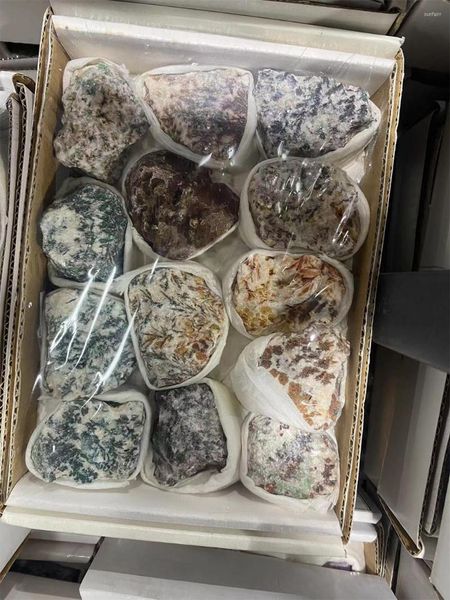 Estatuetas decorativas Uma caixa de minério de cristal em amostra de rocha mineral cura reiki pedra decoração de casa