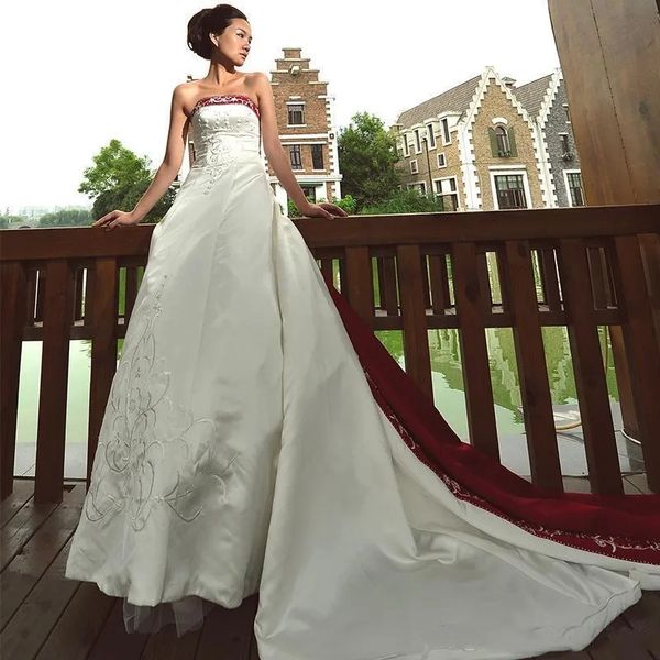 Borgonha e castelo branco vestido de casamento frisado bordado rendas espartilho gótico varredura trem vestidos de noiva