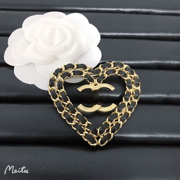 Homens de designer masculino Brand Broches Broches Gold Black Leather Heart Heart High Quality Jóias Broche Pin Casar com Festa de Natal Acessorie Back Stamp